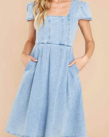 Blauwe denim jurk met vierkante hals