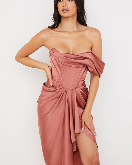 Middelgrote strapless satijnen jurk