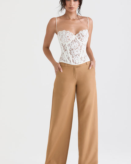 Kanten korset en karamelkleurige broek