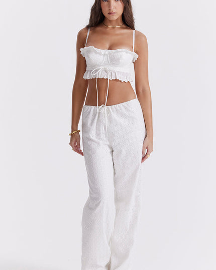 Witte bralettetop met borduursel en losse broek