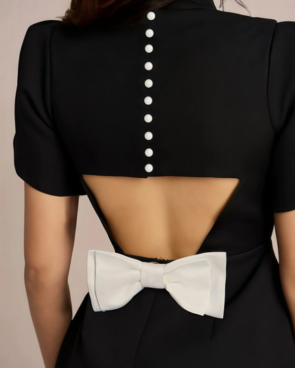 Witte Lorena mini-jurk met uitsparing op de rug en strikdetail