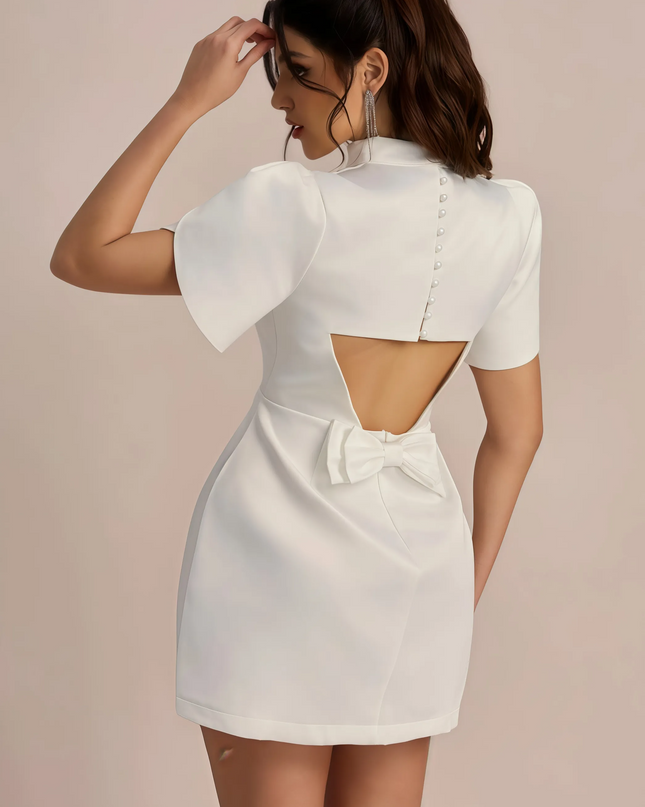 Witte Lorena mini-jurk met uitsparing op de rug en strikdetail