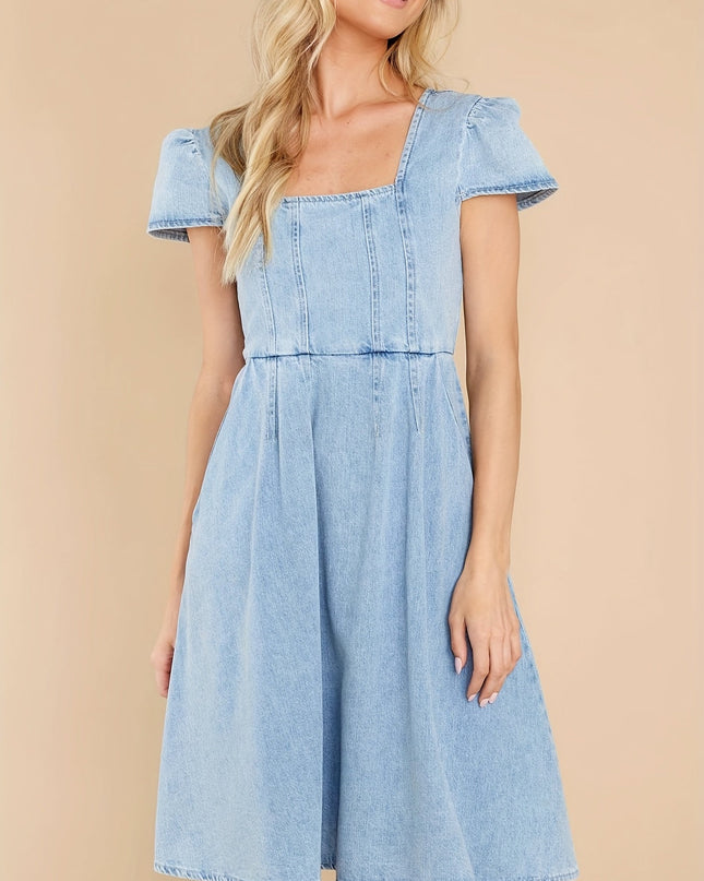 Blauwe denim jurk met vierkante hals
