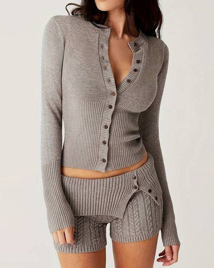 Trui en korte broek met knopen