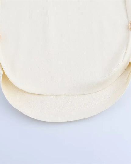 Gebreid vest met knoopversiering aan de zijkant