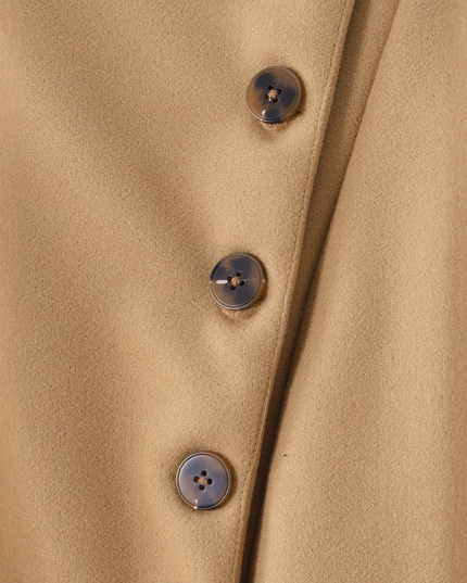 Beige jasje met strikken en knoopsluiting