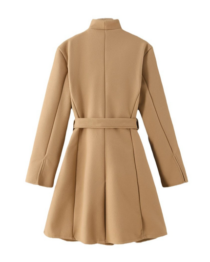Beige jasje met strikken en knoopsluiting