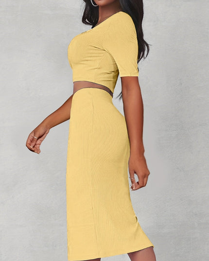 Croptop met uitsparing en rok met split