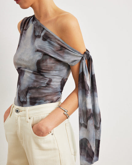 Gedrapeerde top met asymmetrische halslijn en mesh