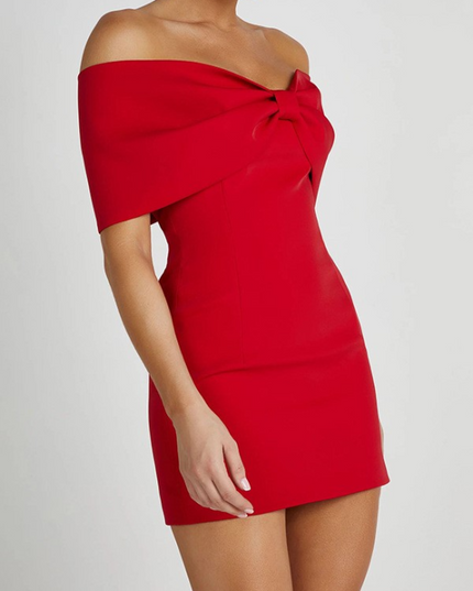 Rode mini-jurk met off-shoulder strik