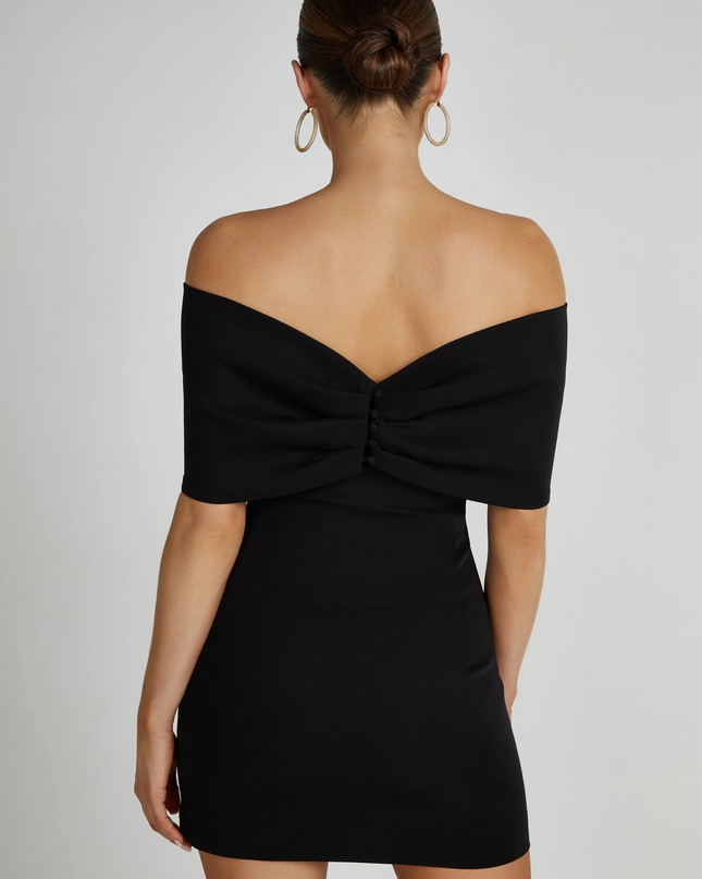 Zwarte mini-jurk met off-shoulder strik