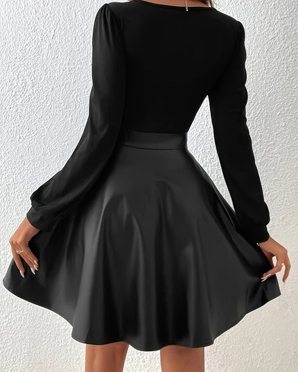 Zwarte mini-jurk met hoge taille en lange mouwen