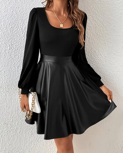 Zwarte mini-jurk met hoge taille en lange mouwen