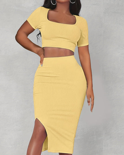 Croptop met uitsparing en rok met split