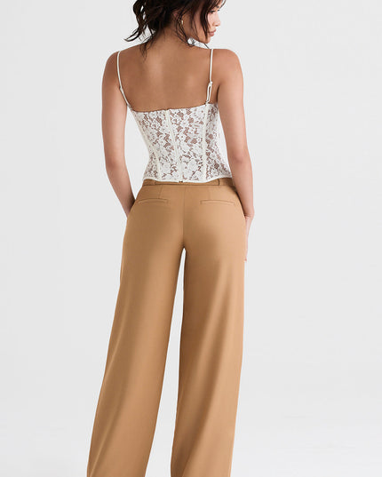 Kanten korset en karamelkleurige broek