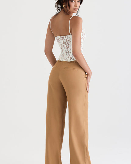 Kanten korset en karamelkleurige broek