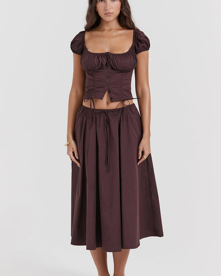 Diepbruine geplooide top en geplooide midi-rok