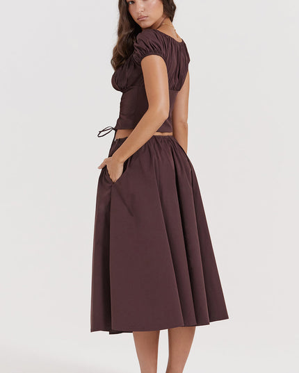 Diepbruine geplooide top en geplooide midi-rok