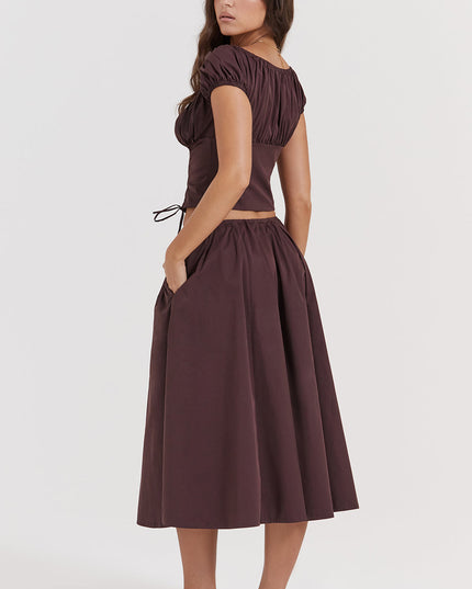 Diepbruine geplooide top en geplooide midi-rok