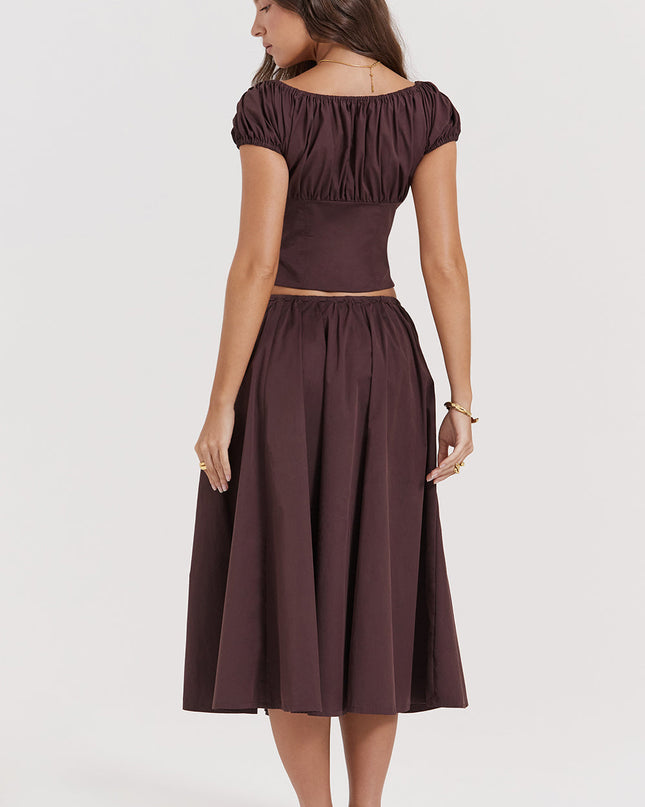 Diepbruine geplooide top en geplooide midi-rok