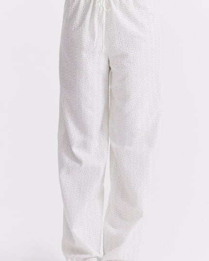 Witte bralettetop met borduursel en losse broek