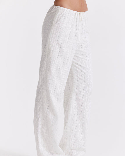 Witte bralettetop met borduursel en losse broek