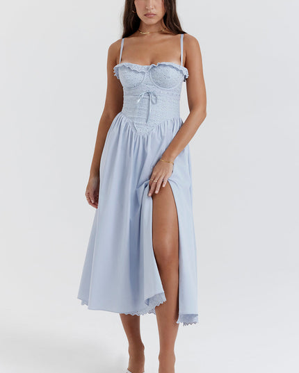 Zachte blauwe maxi-jurk met borduursel en korset