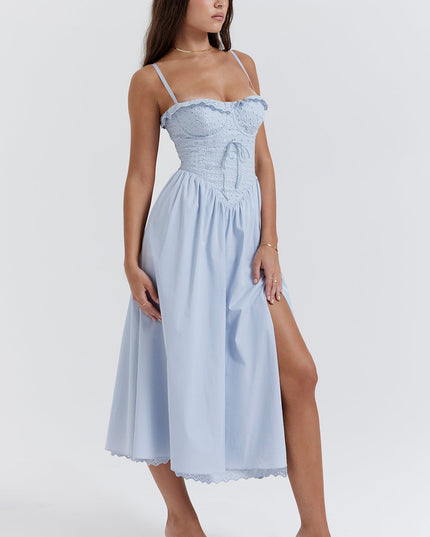 Zachte blauwe maxi-jurk met borduursel en korset