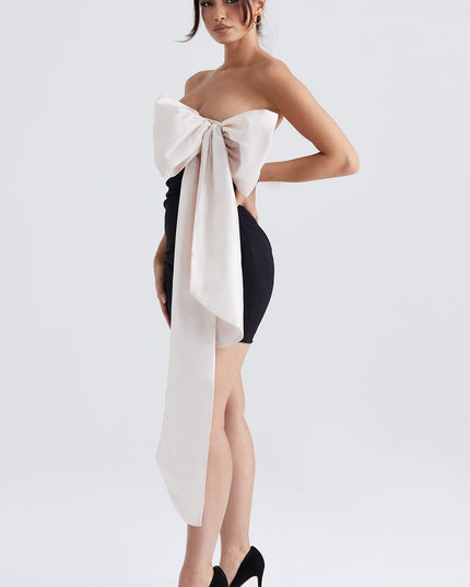 Zwarte mini-jurk met elegante strik