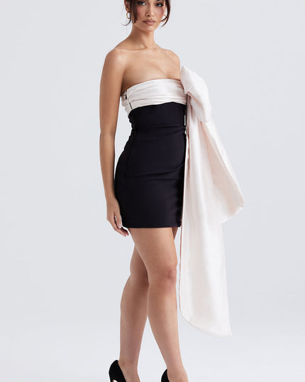 Zwarte mini-jurk met elegante strik