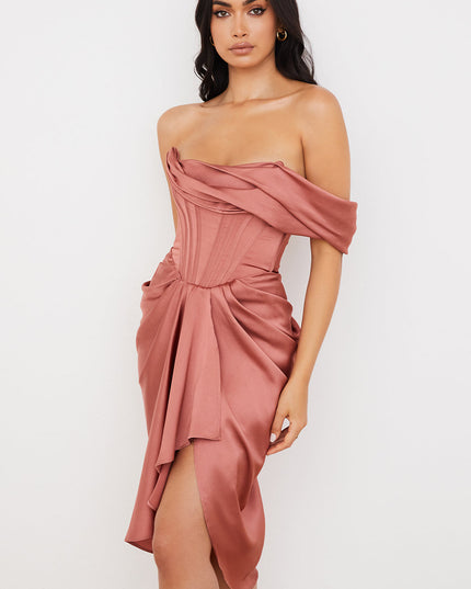 Middelgrote strapless satijnen jurk