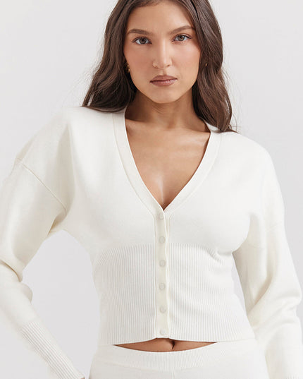 Wit gebreid vest met V-hals en broek