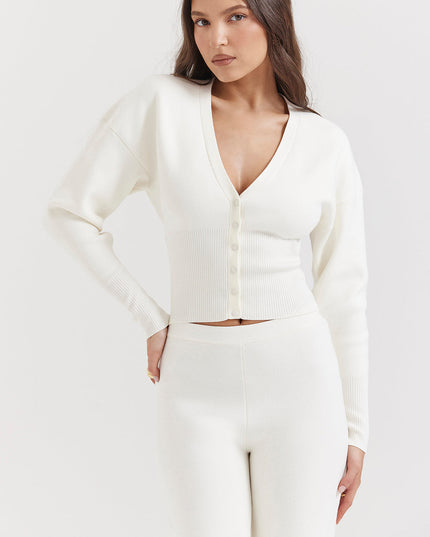 Wit gebreid vest met V-hals en broek