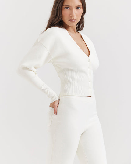 Wit gebreid vest met V-hals en broek