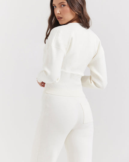 Wit gebreid vest met V-hals en broek