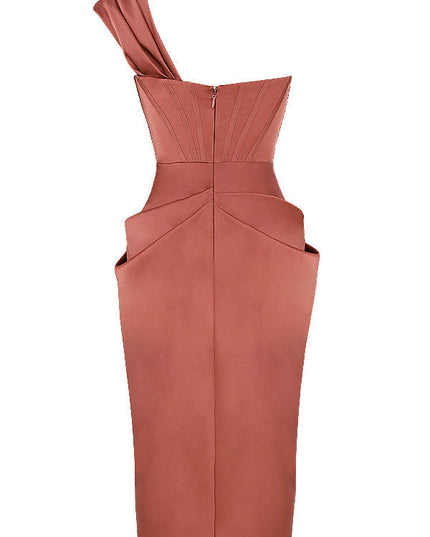 Middelgrote strapless satijnen jurk