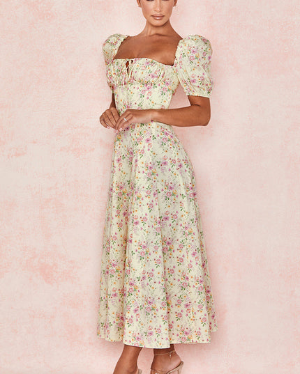 Middelgrote zomerjurk met bloemen pofmouwen