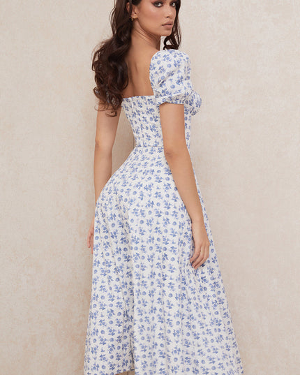 Middelgrote zomerjurk met bloemen pofmouwen