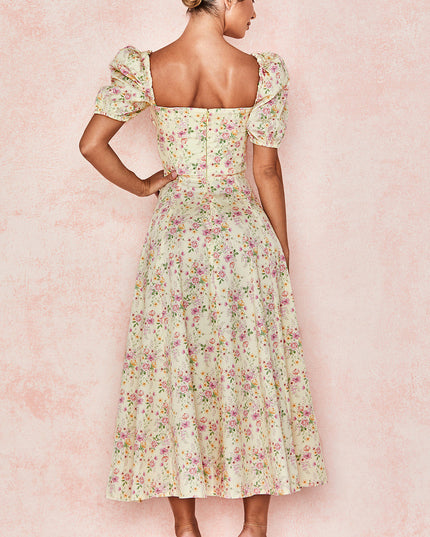 Middelgrote zomerjurk met bloemen pofmouwen