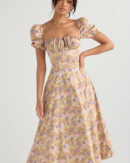 Middelgrote zomerjurk met bloemen pofmouwen