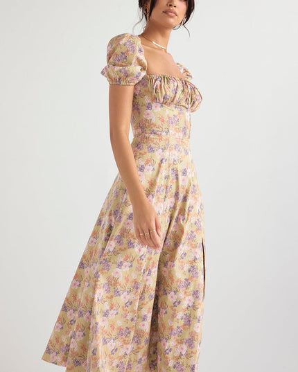Middelgrote zomerjurk met bloemen pofmouwen