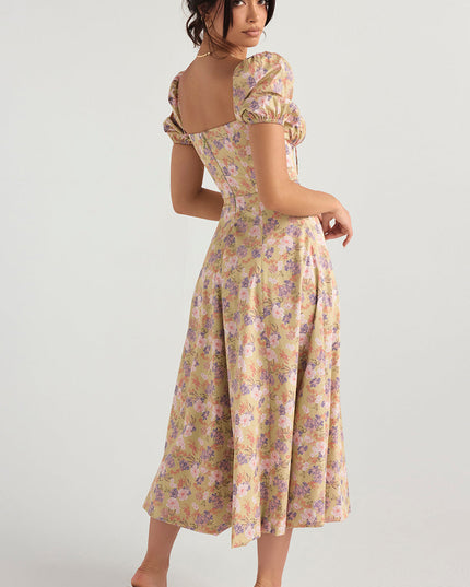 Middelgrote zomerjurk met bloemen pofmouwen