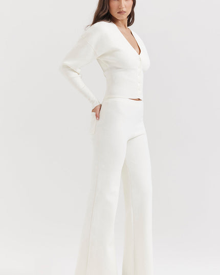 Wit gebreid vest met V-hals en broek