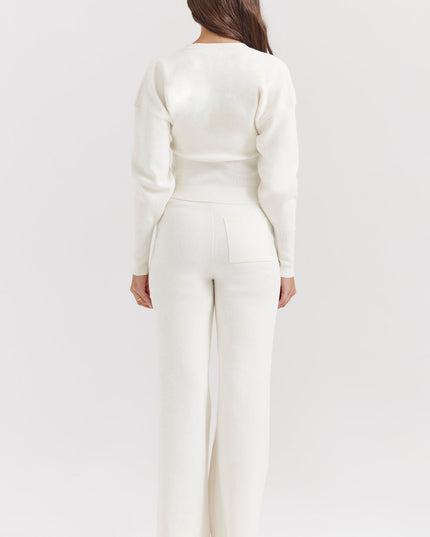 Wit gebreid vest met V-hals en broek
