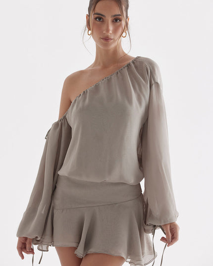 Lichtgroene onregelmatige off-shoulder jurk