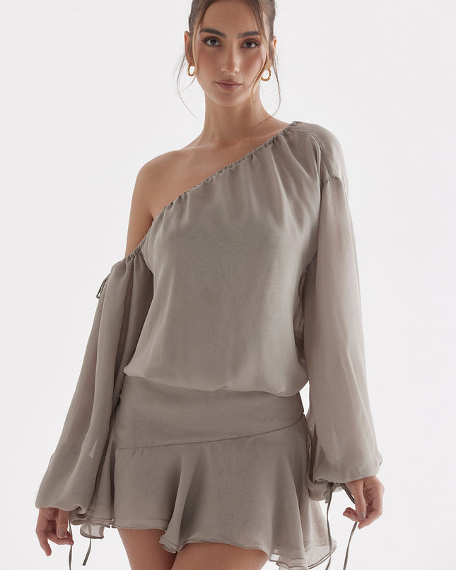 Lichtgroene onregelmatige off-shoulder jurk