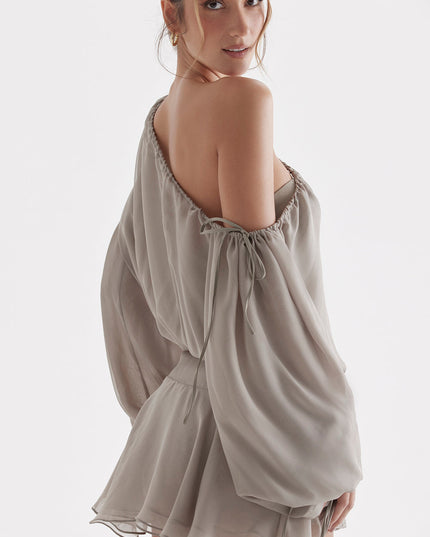 Lichtgroene onregelmatige off-shoulder jurk