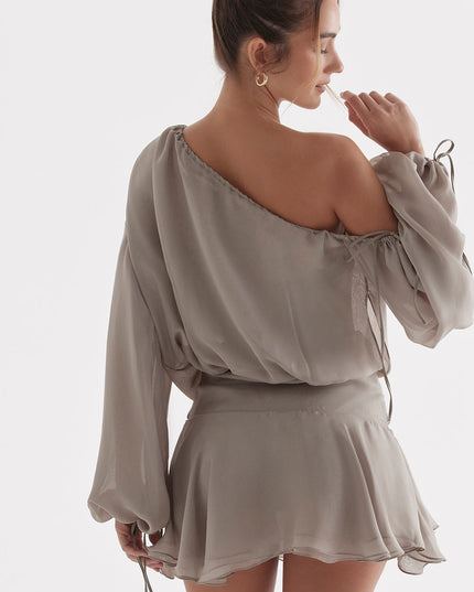 Lichtgroene onregelmatige off-shoulder jurk